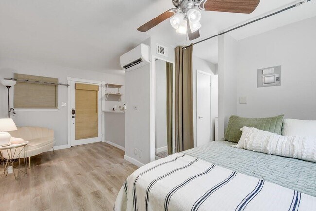 Building Photo - 1111 W 10th St Unit 106