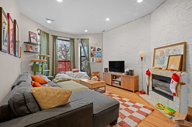 Photo - 624 N May St