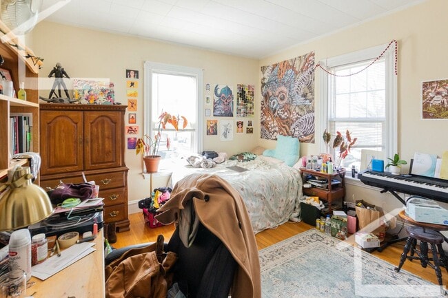 Building Photo - NO FEE!  Amazing Home with 3 full Baths and Laundry in Unit!  Cat Friendly, Parking Available