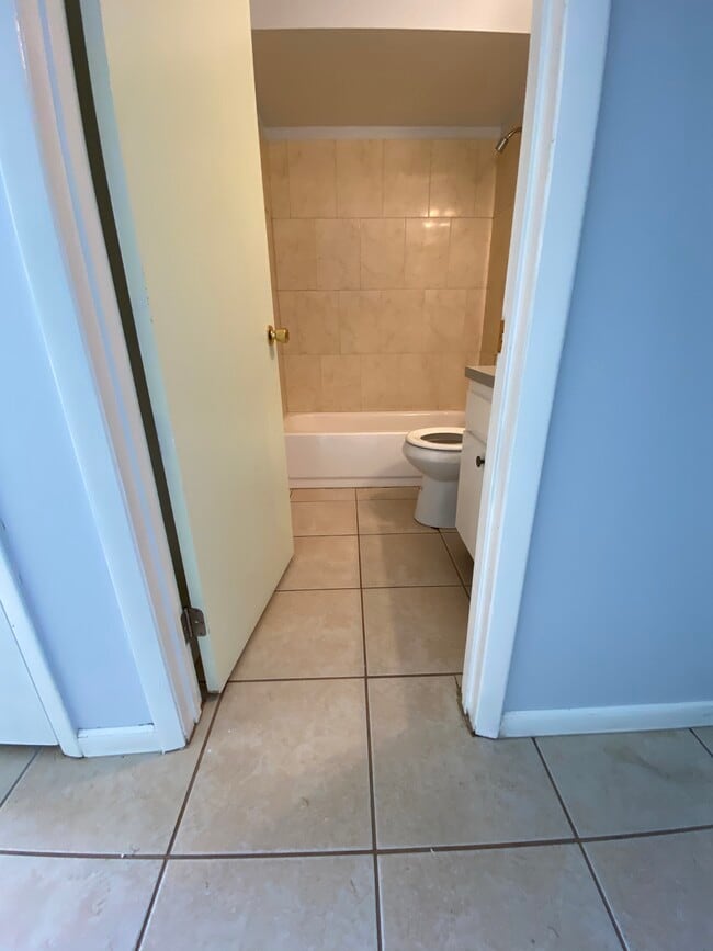 Building Photo - 1554 University Lane Unit 308