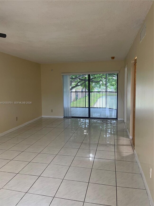 Building Photo - 3252 Foxcroft Rd Unit 307