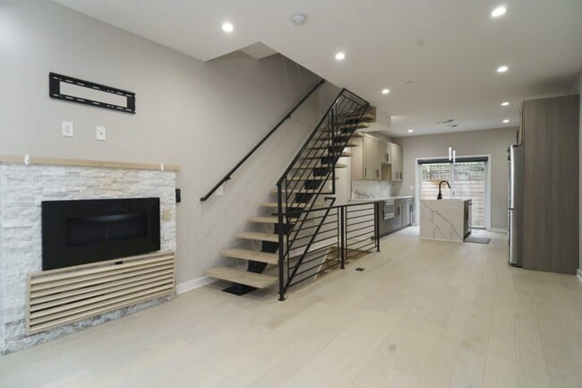 Sala de estar - 1449 N Myrtlewood St