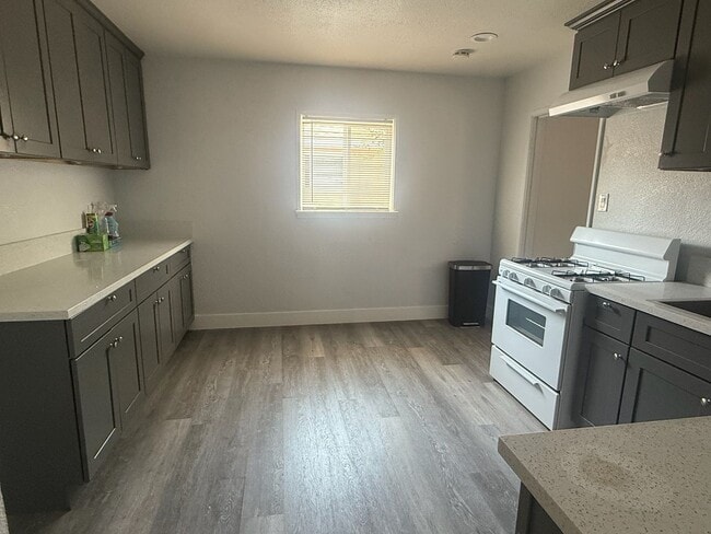 Building Photo - Beautiful and Well Kept 3-Bedroom House fo...