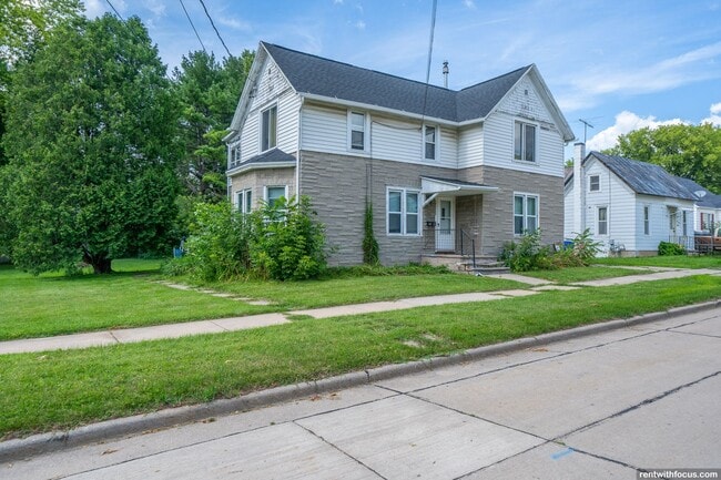 Building Photo - 1111 Oviatt St Unit 1111 1/2 Oviatt St.