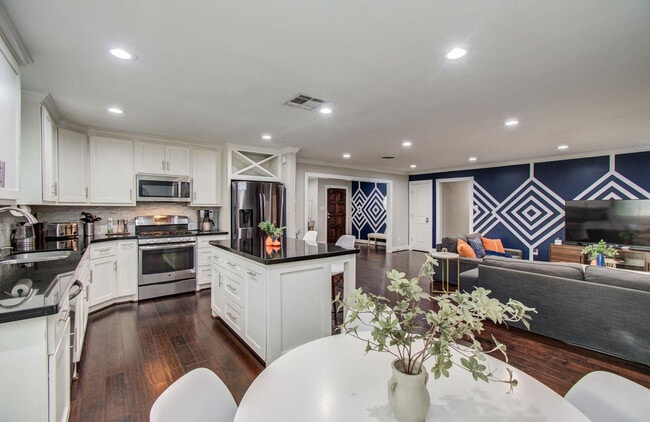 Building Photo - 4749 Benning Dr Rental