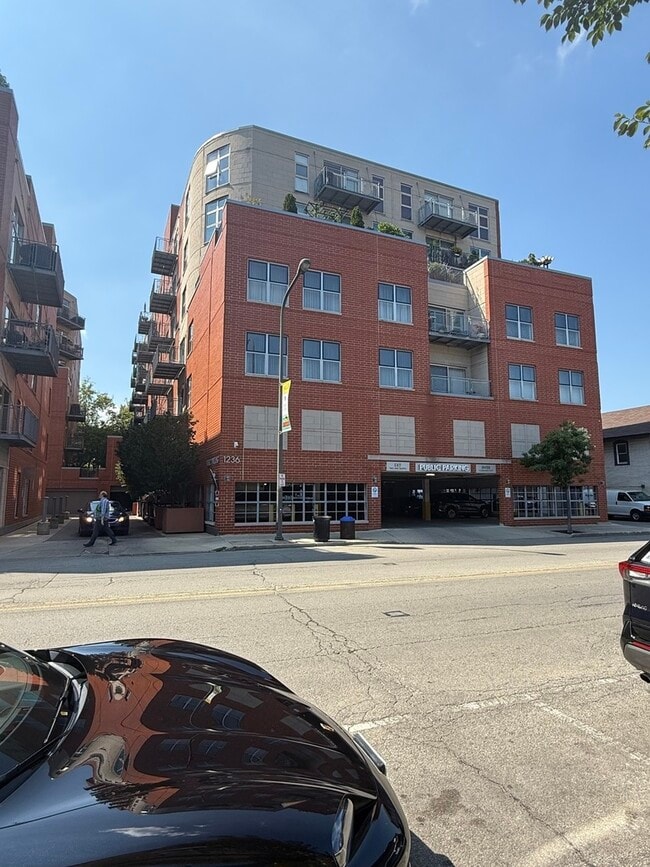 Building Photo - 1236 Chicago Ave Rental