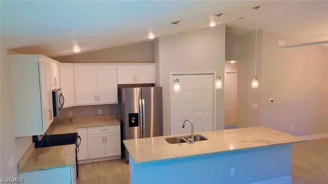 Photo - 842 Cervantes St E