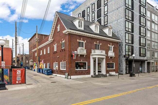 Building Photo - 13 S Linn St Unit 8