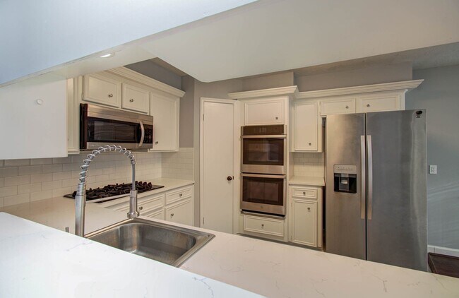Photo - 6607 Readsland Ln