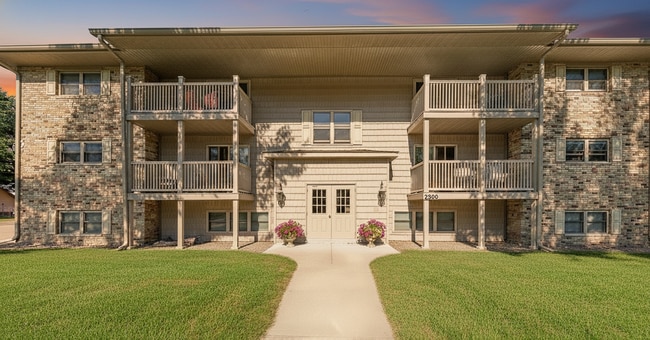 Building Photo - 2000 S Douglas Ave Unit 6