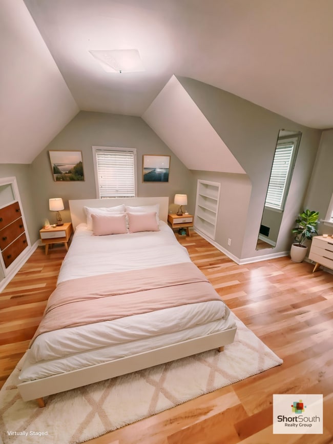 Photo - Updated 1 bed 1 bath upper unit townhome with basement and Laundry