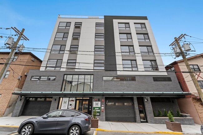 Building Photo - 60-64 68th St Unit 402