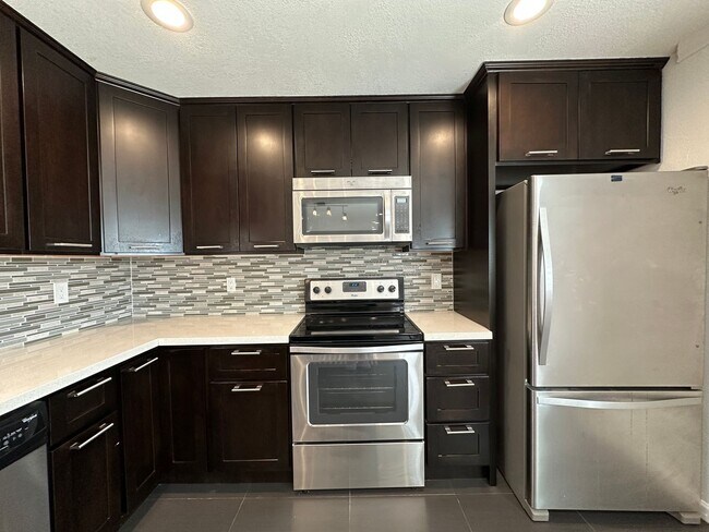 Photo - Updated 2 Bed / 1 Bath - Ground Floor Condo - Commuter-Friendly Location Unidad 1