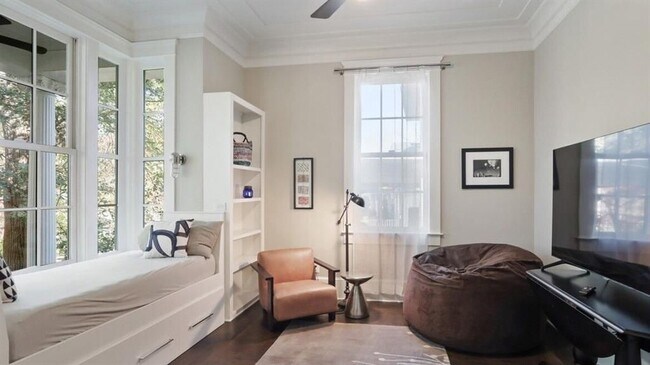 Photo - 1013 Euclid Ave NE