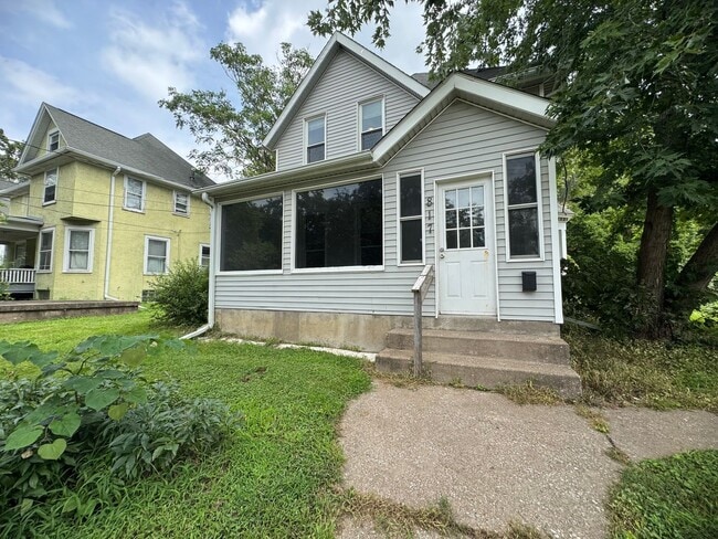 Building Photo - 4 bedroom, 2 bath house in Davenport