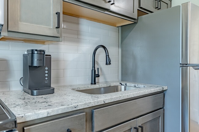 Building Photo - 425 Lexington Ave Unit 8