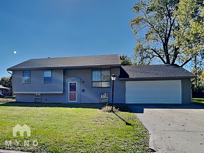 Building Photo - 2911 N Gresham Rd