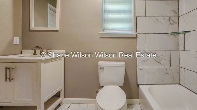 Photo - Cute little 1 BR / 1 BA apartment. Move in special! 1/2 off the first month's rent! Come View t... Unidad 105
