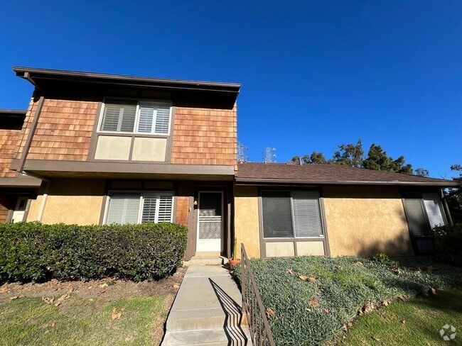 Building Photo - Updated Townhome in Ventura