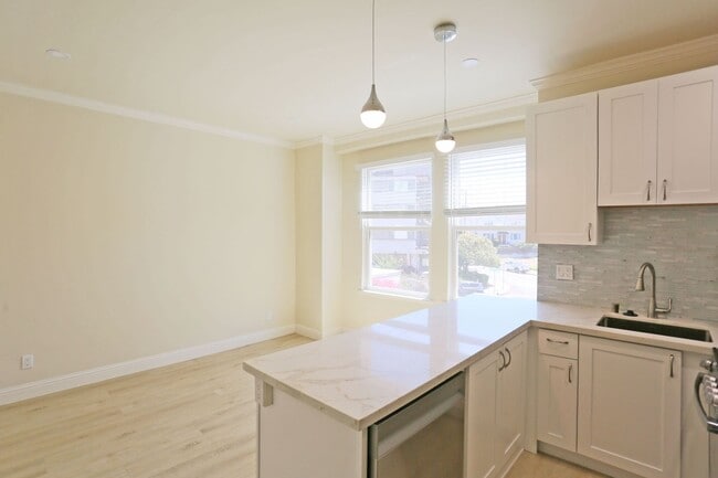 Photo - 1918 Lakeshore Ave Unidad #25