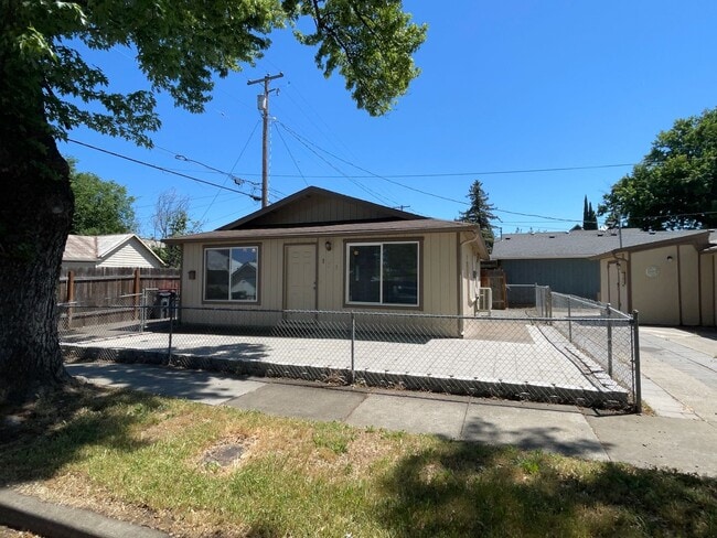 Building Photo - Cozy 2 Bedroom 1 Bath w/Fully Fenced Yard