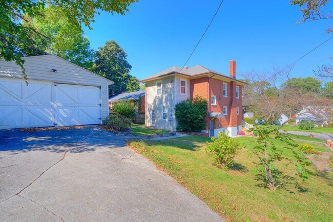 Photo - Grandin Court Foursquare convenient to SW City & SW Co!