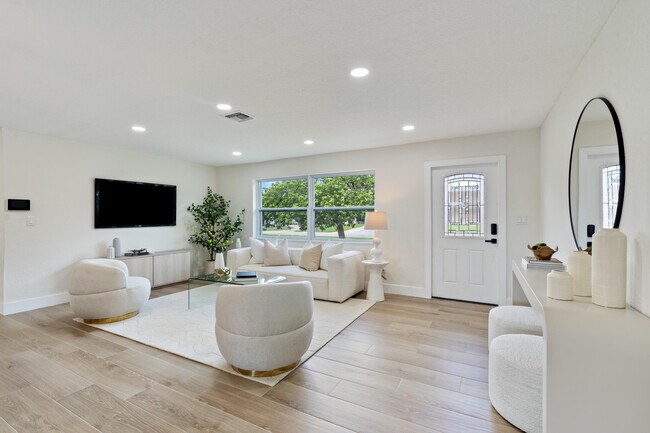 Photo - 930 Rutherford Ln