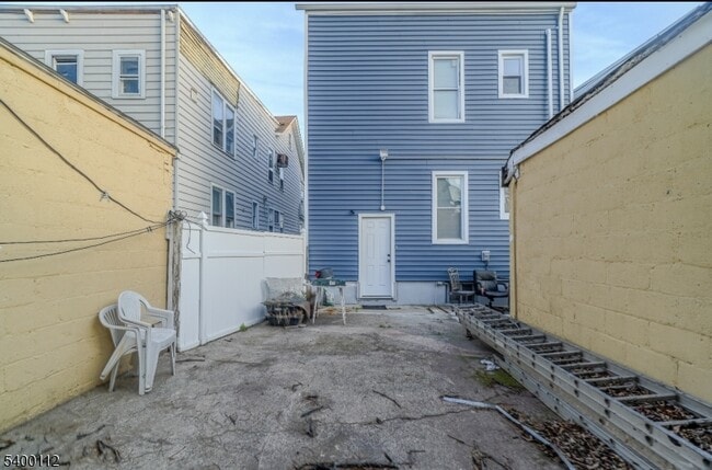 Photo - 89 Sheridan St