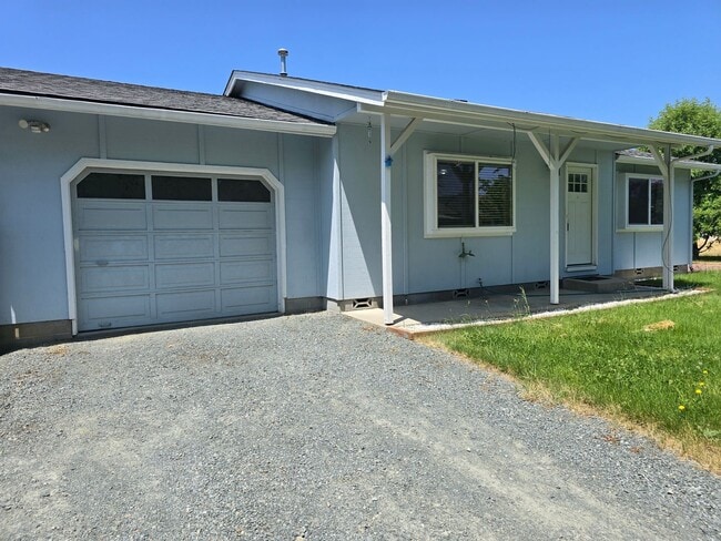 Photo - 3 bed 1 bath  Home for Rent in Grants Pass