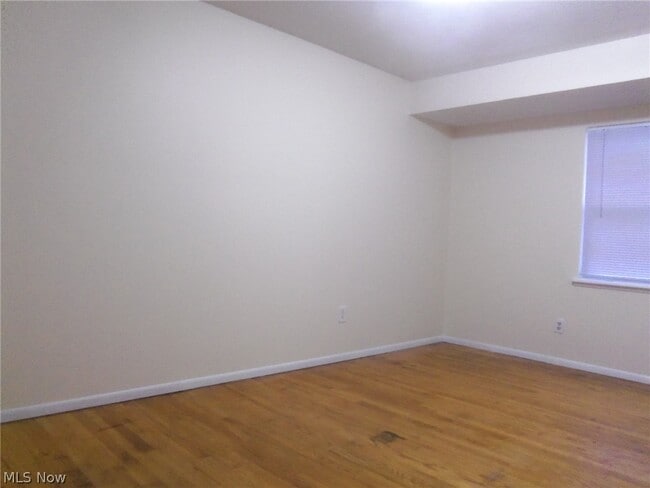 Building Photo - 762 Mentor Ave Unit 31