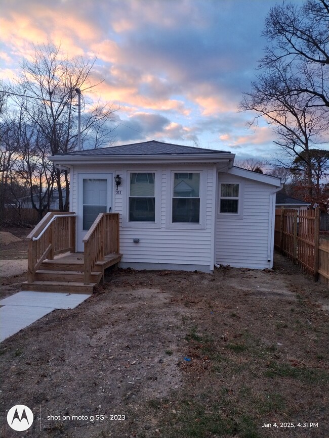 Street view/ Recently renovated - 211 Fenton Ave House