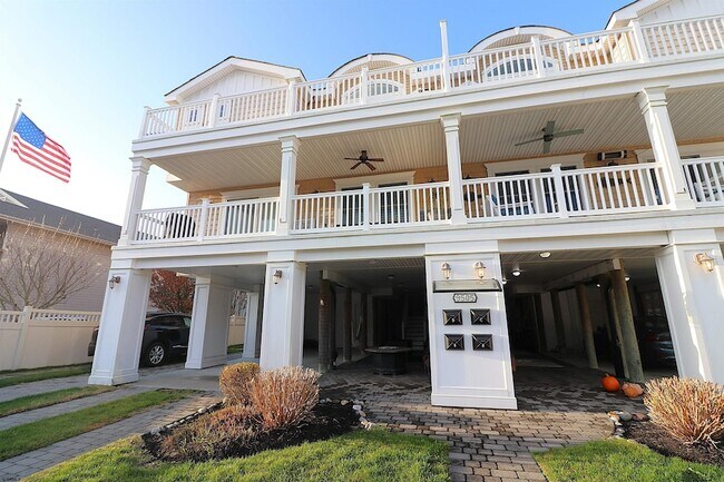 9505 Monmouth Ave