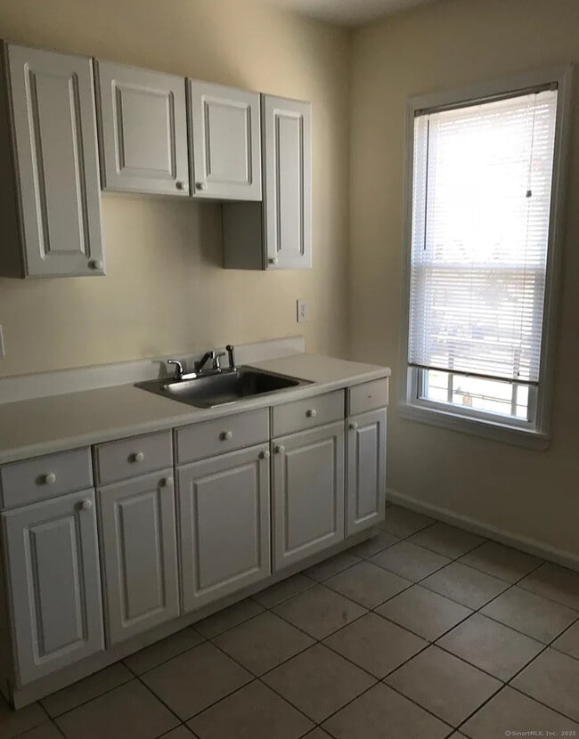 Building Photo - 303 Poplar St Unit 1st Rental