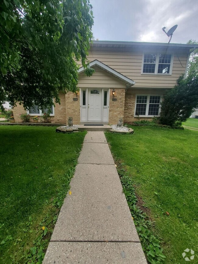 Building Photo - 2015-2017 S 95th St. (Duplex) Unit 2015 Rental