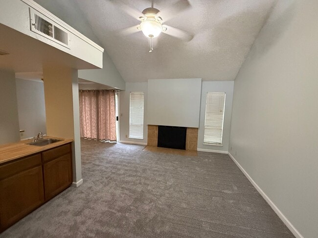 2526 Lagoon Ln