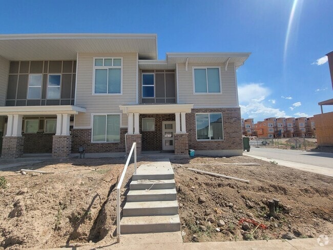 Building Photo - GORGEOUS Spacious Town Home