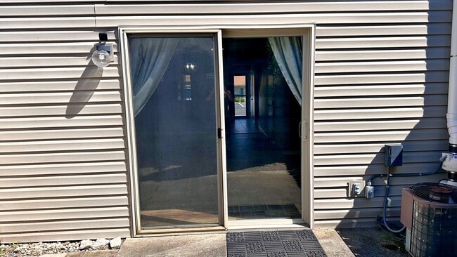 Building Photo - 1223 Rivercrest Dr Unit B Rental