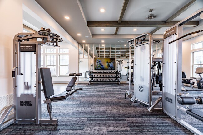 Centro de fitness con equipos de entrenamiento cardiovascular y de fuerza - Bexley Mt. Juliet