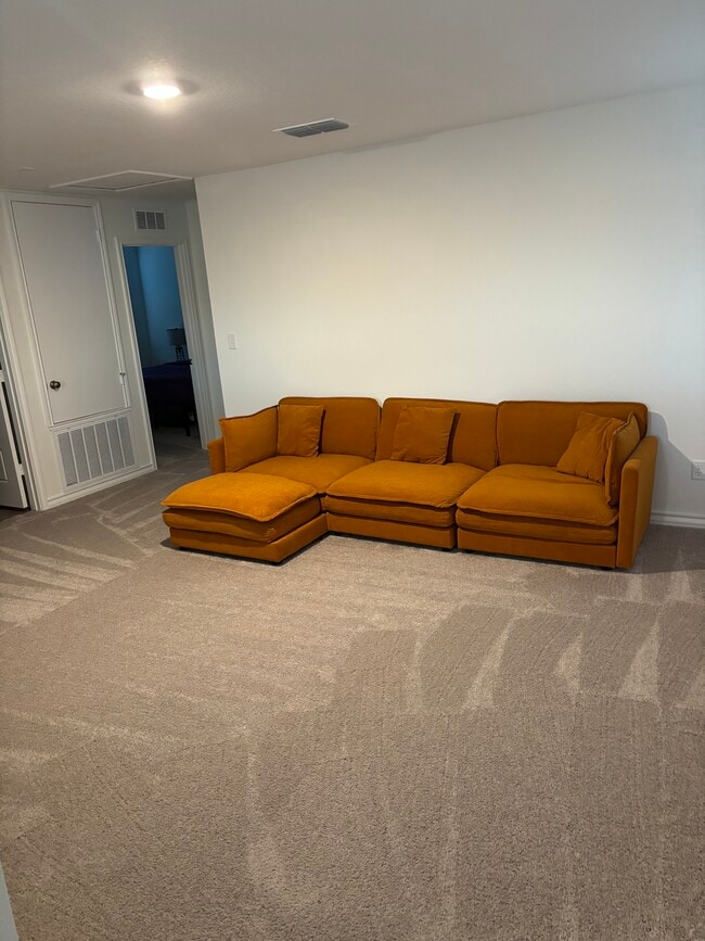 Espacio tipo loft - 8123 Hamrick Cir