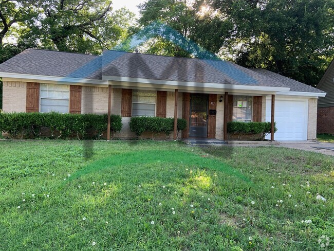 Building Photo - AVAILABLE NOW!!! Lovely 3 bedroom, 1.5 bat... Rental
