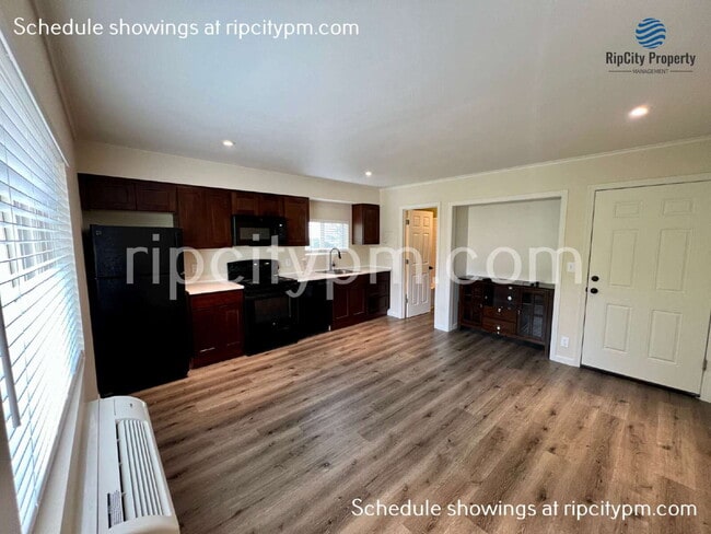 Photo - 239 NE Lincoln St Unidad 2