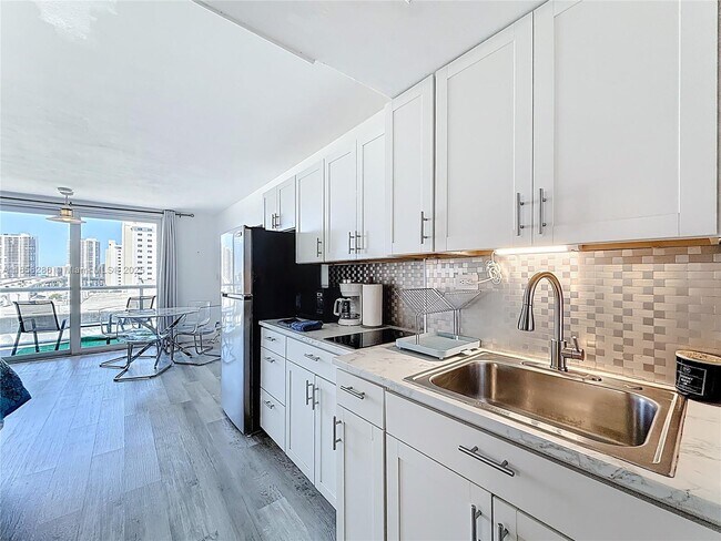 Photo - 19201 Collins Ave Unidad 636