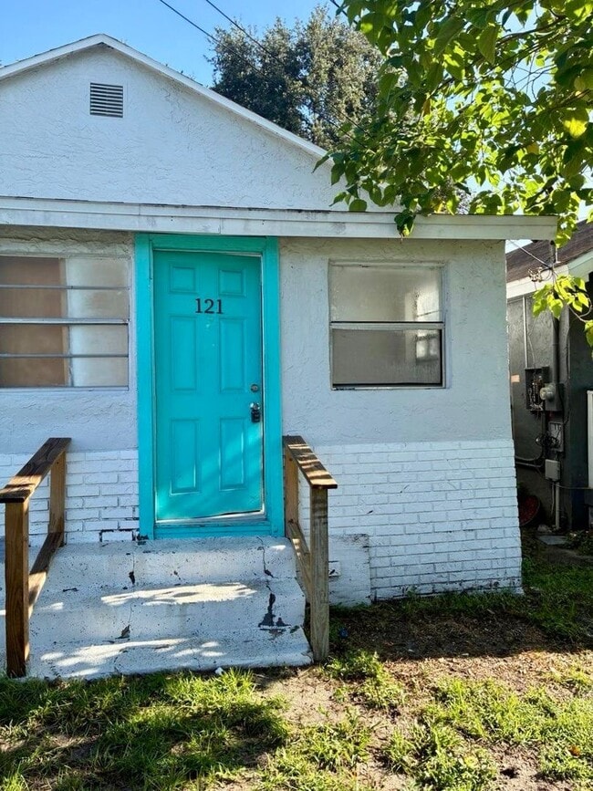 Building Photo - 6th St Unit 121