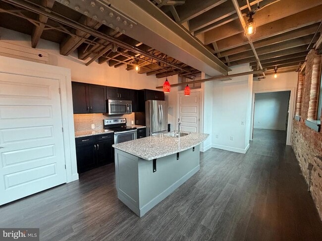 Building Photo - 820 W Market St Unit 1A