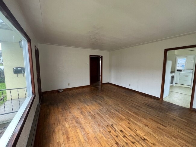 Photo - Cute 2 Bedroom House with Hardwood Floors!