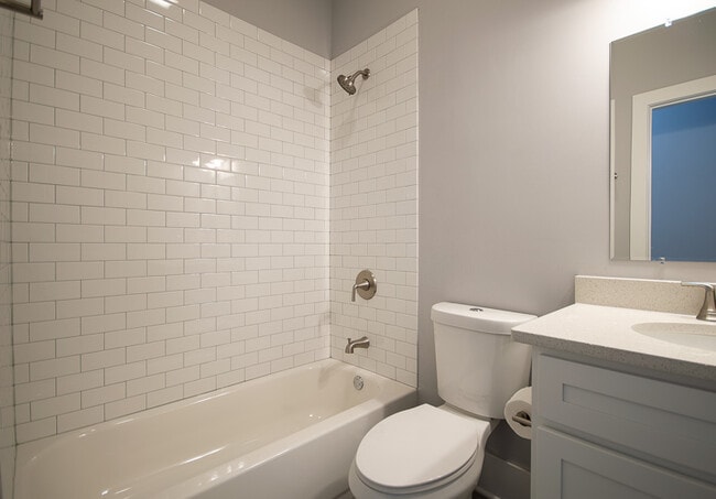 Photo - 1044 W 18th St Unit # 03R