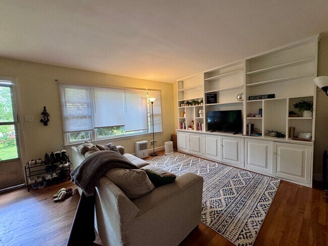 Photo - 909 Dawes St