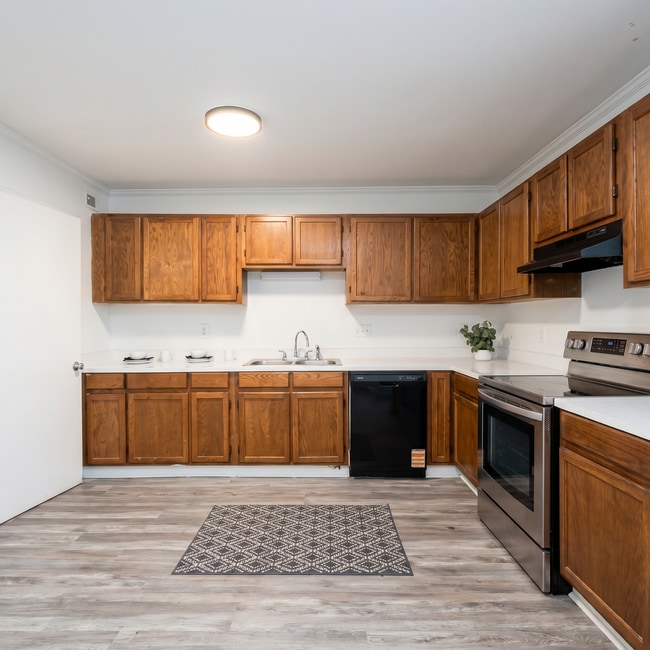 Kitchen - Courtyard Townhomes