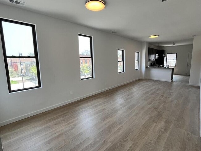 Photo - 1005 W 32nd St