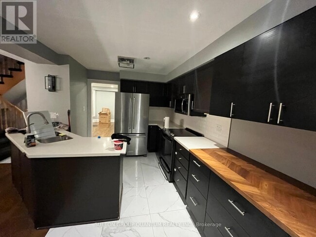 Photo - 135 Mowat Crescent
